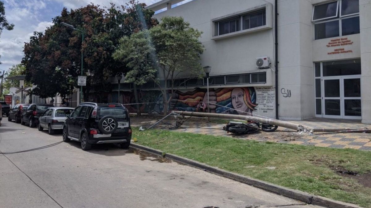 Un ginecólogo bajó del auto para atender a sus pacientes en el hospital, cayó un poste y lo mató