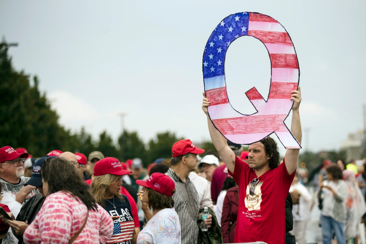 Cientos de seguidores del movimiento conspirativo QAnon se reunieron el martes infructuosamente en Dallas, Texas, a la espera de que reapareciera John Kennedy.