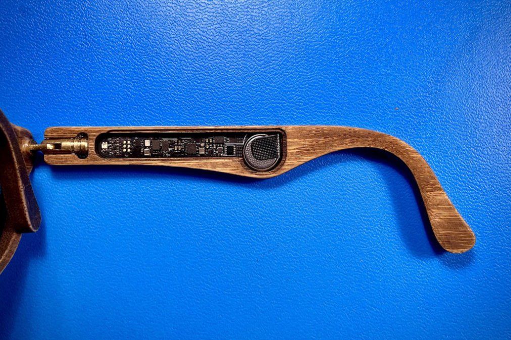 Los circuitos en las patillas se notan desde el interior.