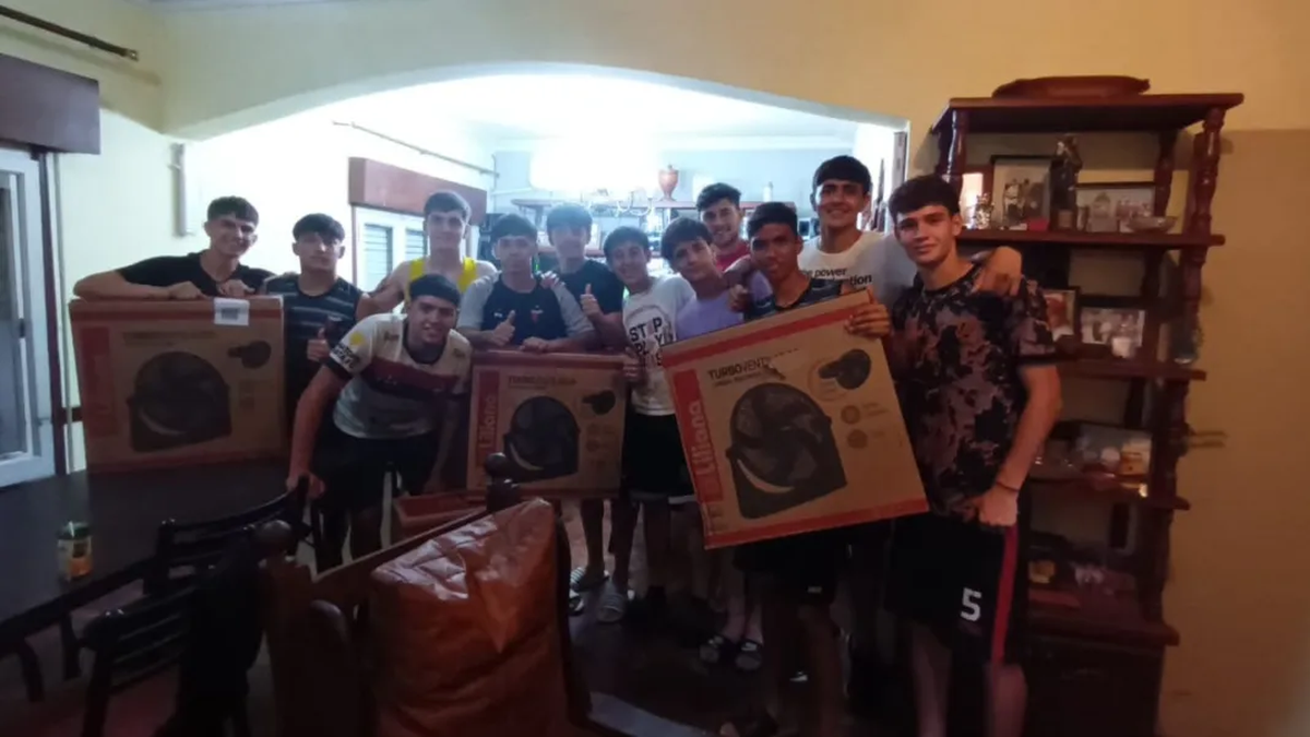 Marcelo Meli donó cuatro nuevos ventiladores a la pensión del club Colón. Marcelo Meli donó cuatro nuevos ventiladores a la pensión del club Colón.