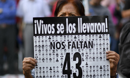Una multitud pidió la aparición con vida de los 43 estudiantes de Ayotzinapa. Una multitud pidió la aparición con vida de los 43 estudiantes de Ayotzinapa.