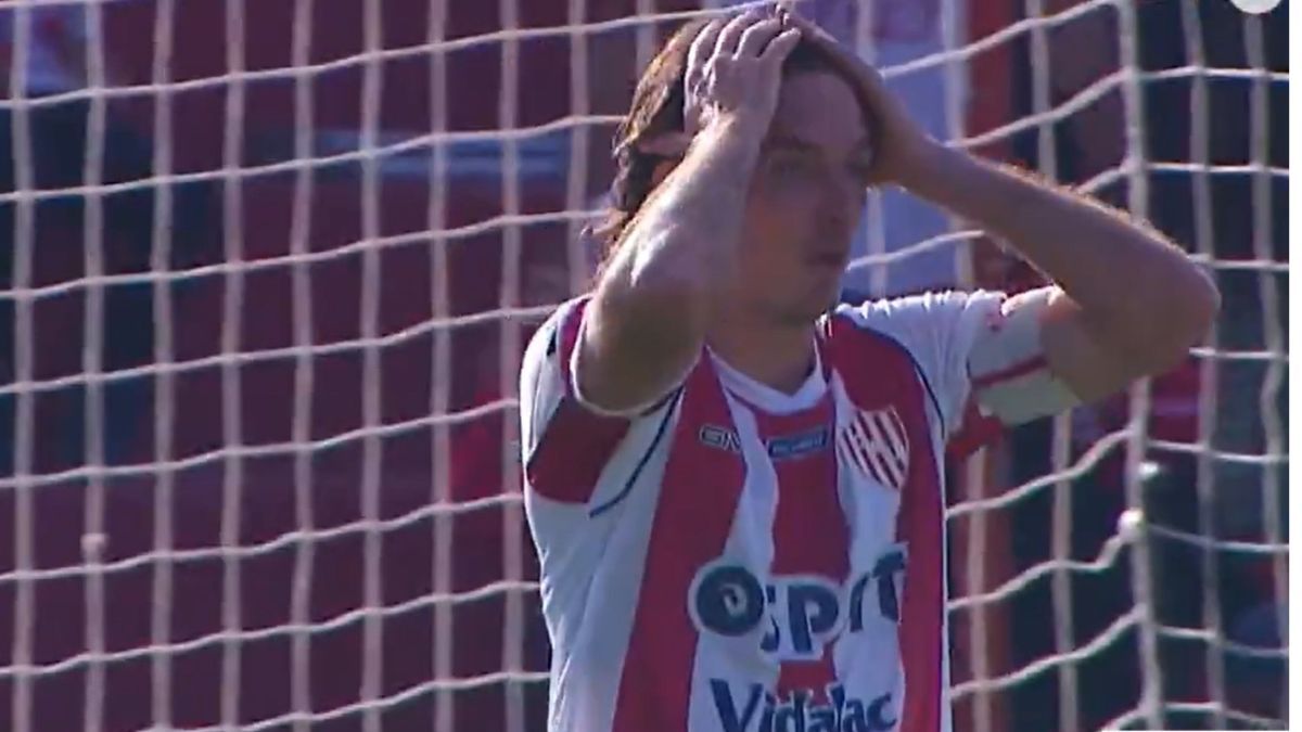 Mauro Pittón no lo podía creer y se agarró la cabeza tras el gol en contra que lo puso en desventaja a Unión.