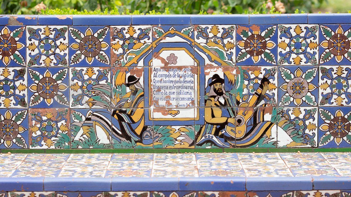 El parque está lleno de murales, esculturas y arreglos florales.