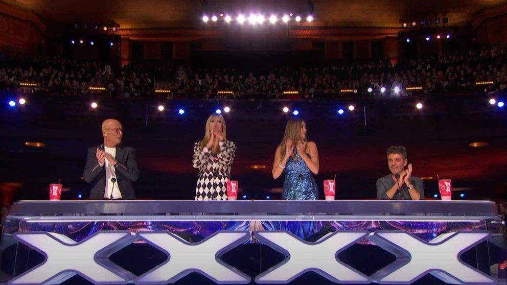 Tras su interpretación los jueces ovacionaron de pie, excepto Simon Cowell, quien le tenía una sorpresa preparada Foto: (Captura de pantalla)