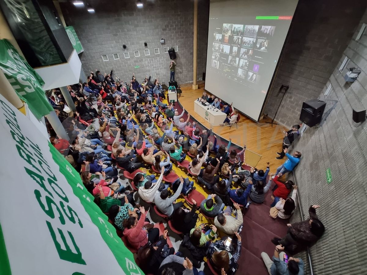 Los trabajadores estatales nucleados en ATE y Upcn comenzaron este jueves un paro por 48 horas, por cuarta semana consecutiva, en rechazo a la decisión del Gobierno provincial de no adelantar la paritaria.