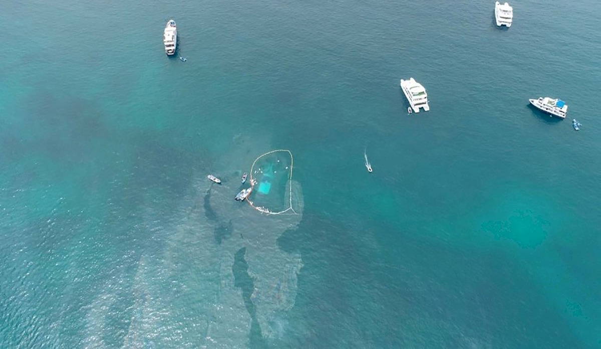 Una embarcación de turismo que llevaba unos 7.500 litros de diésel se hundió hoy en las frágiles islas Galápagos, en el Pacífico de Ecuador y Patrimonio Natural de la Humanidad