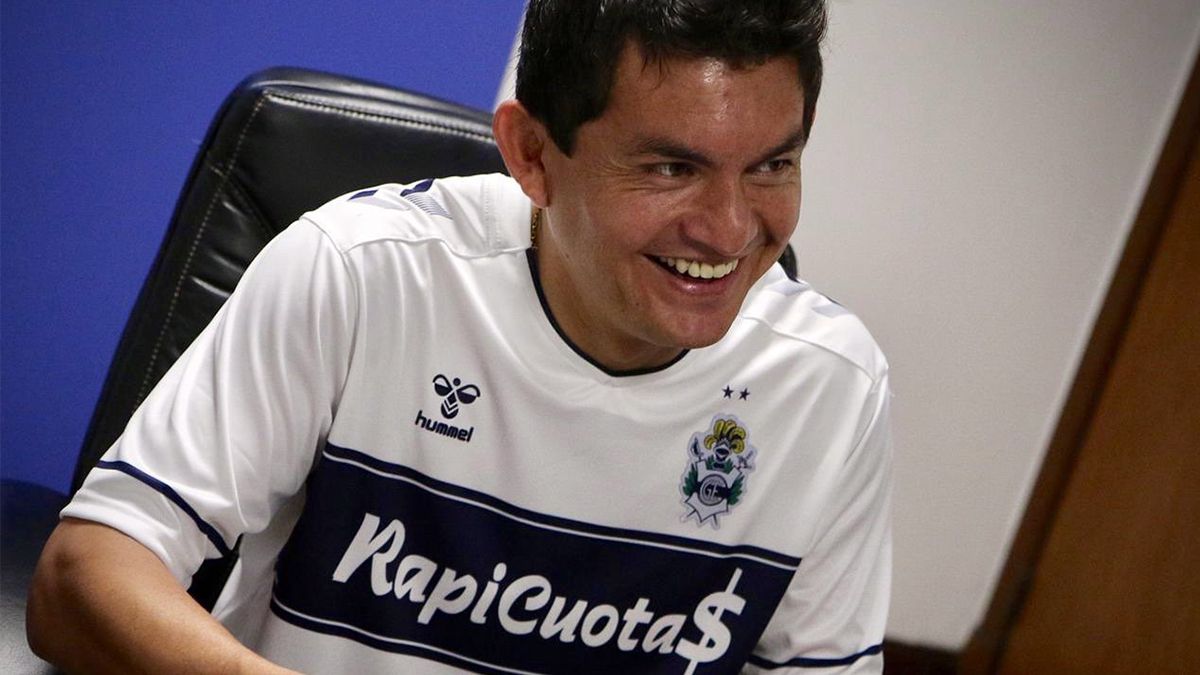 Luis Pulga Rodríguez fue presentado como nuevo jugador de Gimnasia y Esgrima de La Plata.