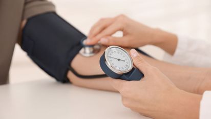 Presión arterial después de los 60 años: cuál es el rango ideal y cómo mantenerla bajo control