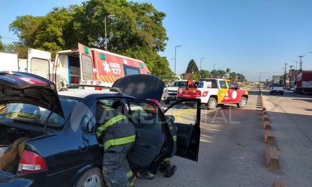 Los bomberos sacaron a la mujer pasajera y al taxista por la puerta de atrás del auto Los bomberos sacaron a la mujer pasajera y al taxista por la puerta de atrás del auto