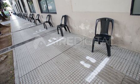 En la ciudad de Santa Fe, empleados bancarios de algunas sucursales marcaron el distanciamiento social con sillas y marcas en las veredas. En la ciudad de Santa Fe, empleados bancarios de algunas sucursales marcaron el distanciamiento social con sillas y marcas en las veredas.