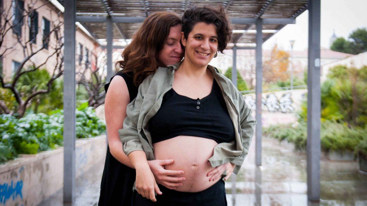 Es un hombre trans y quedó embarazado: la historia de vida que impacta al mundo