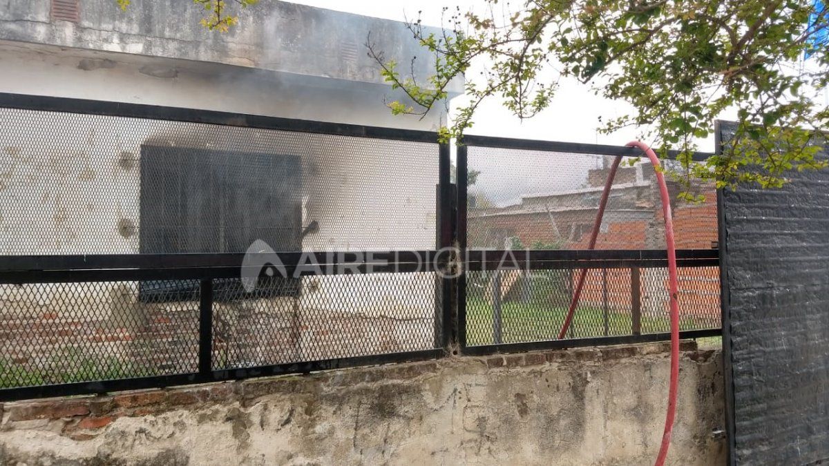La cantidad de humo que salía de la casa preocupó a los vecinos de barrio Transporte.