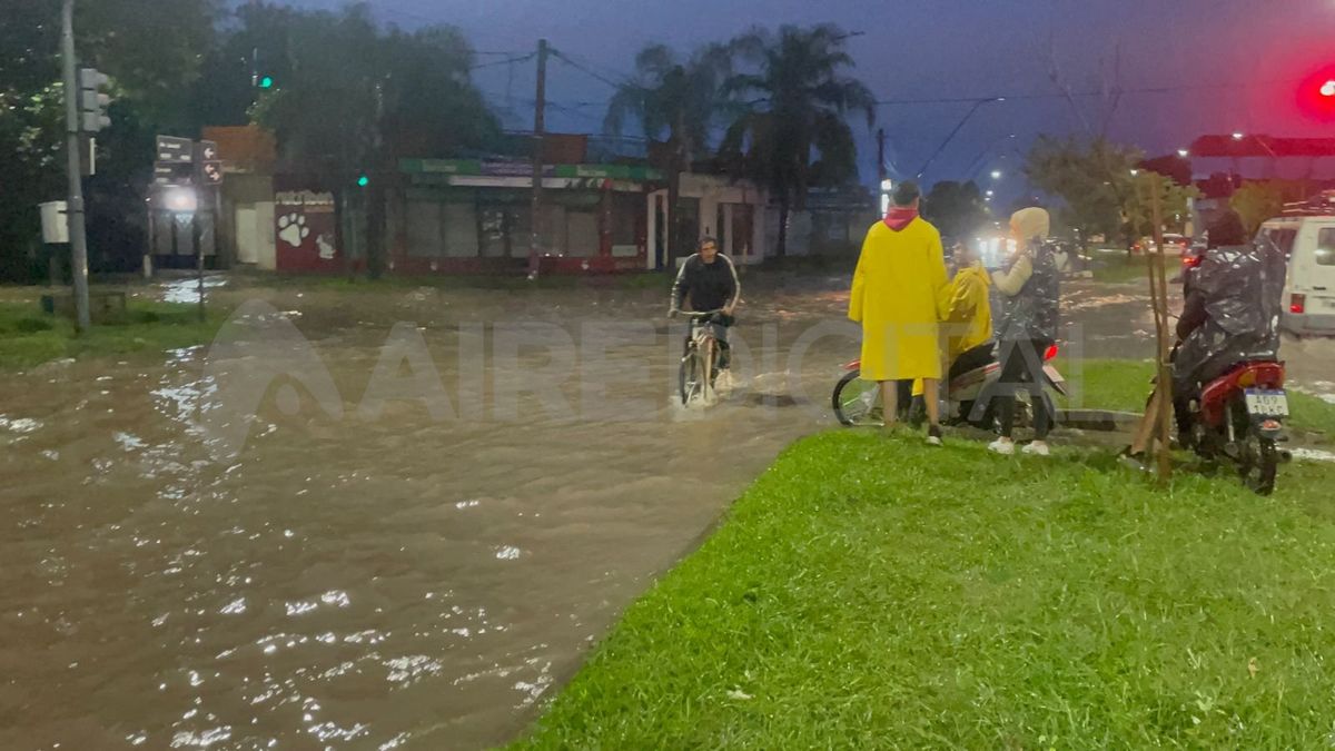 Algunas calles presentaron anegaciones por las lluvias y tormentas de este domingo. Algunas calles presentaron anegaciones por las lluvias y tormentas de este domingo.