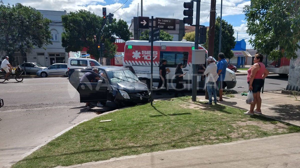 Fuerte accidente entre un colectivo y un auto en plena Avenida López y Planes