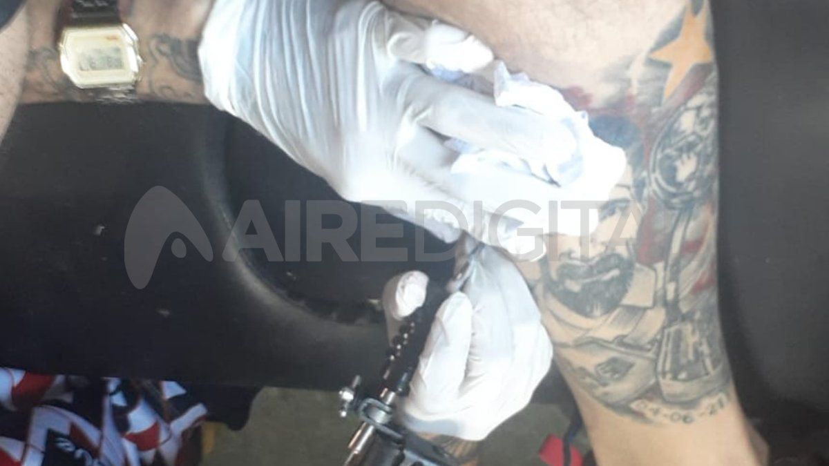 Peki Bustos, el hincha del Club Atético Colón que busca tatuarse la firma de los campeones de la Copa de la Liga 2021