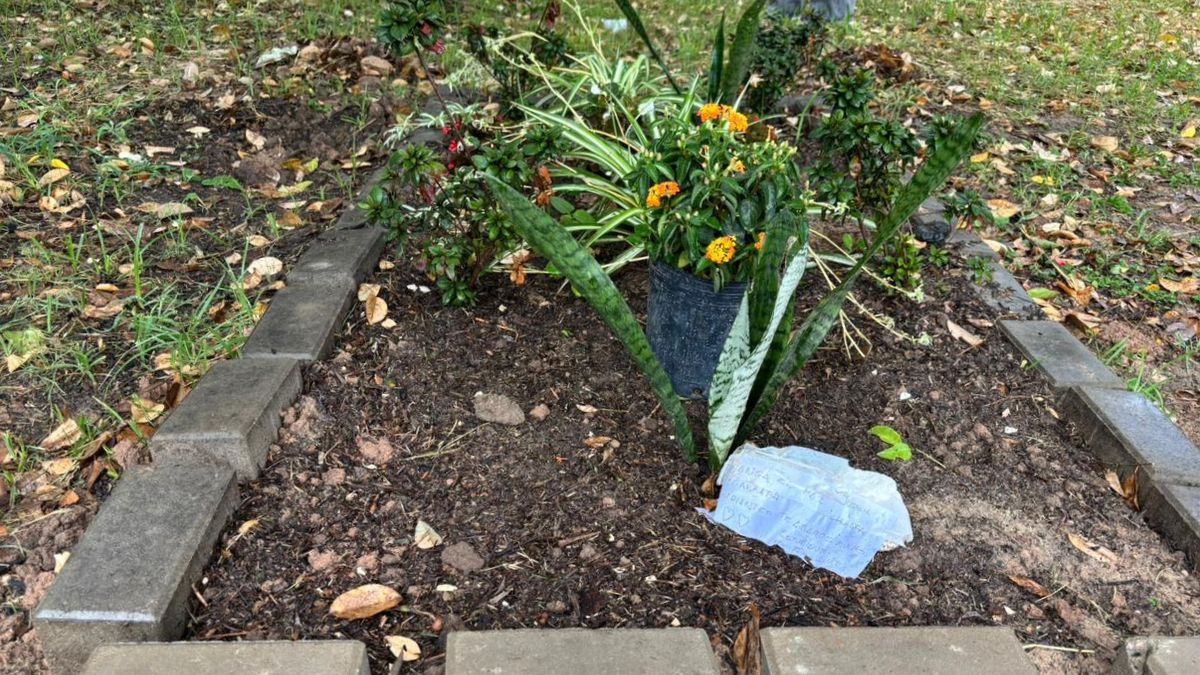 La tumba de Garrafa se encuentra enterrado en la entrada en la Ciudad Universitaria de la UNL. La tumba de Garrafa se encuentra enterrado en la entrada en la Ciudad Universitaria de la UNL.