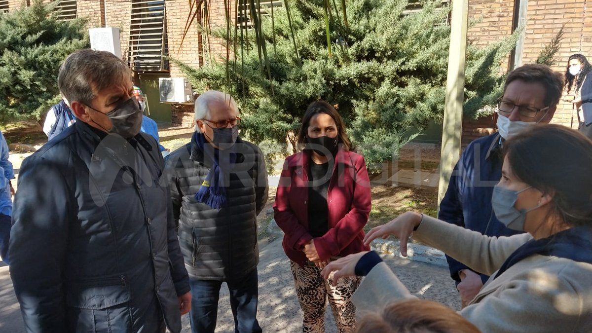 El intendente Emilio Jatón recorrió el vacunatorio del hospital Alassia.