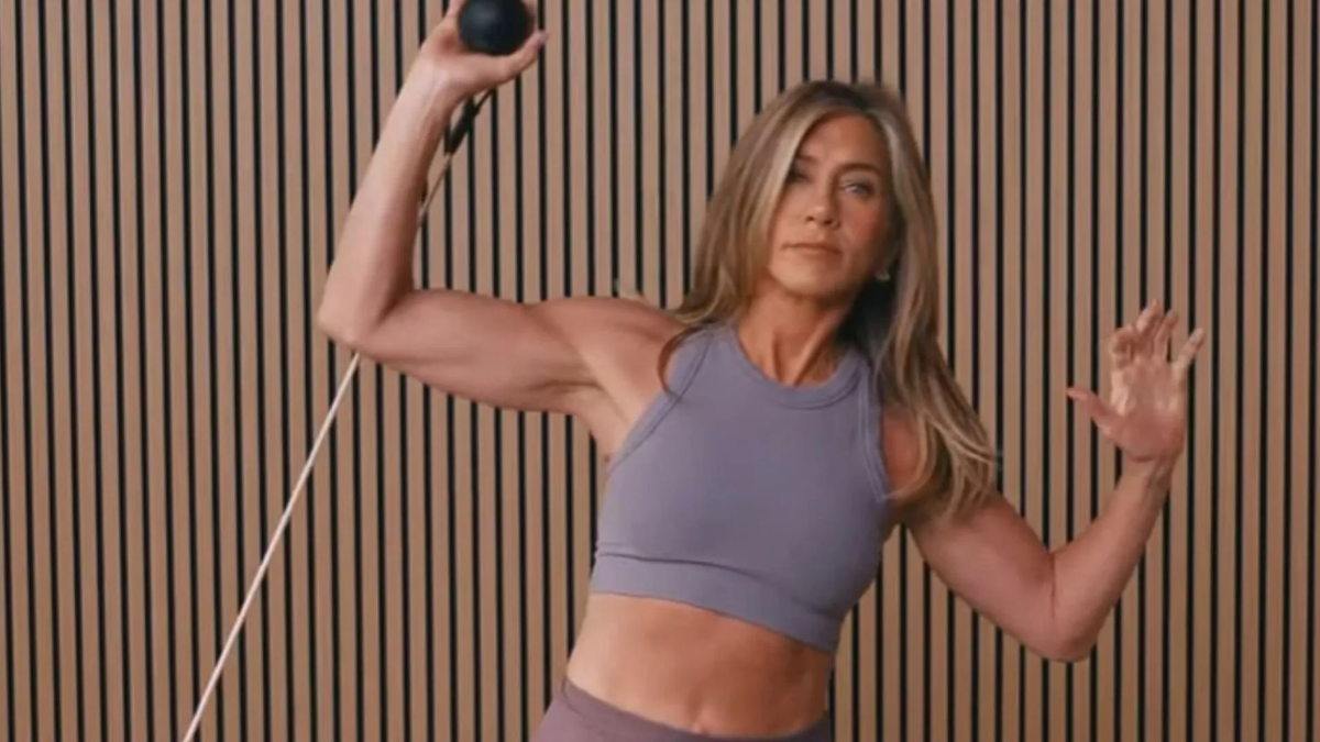 Guiada por su entrenadora Dani Coleman, Jennifer Aniston incorporó rutinas breves de 15 minutos adaptadas a su agenda diaria. Guiada por su entrenadora Dani Coleman, Jennifer Aniston incorporó rutinas breves de 15 minutos adaptadas a su agenda diaria. 