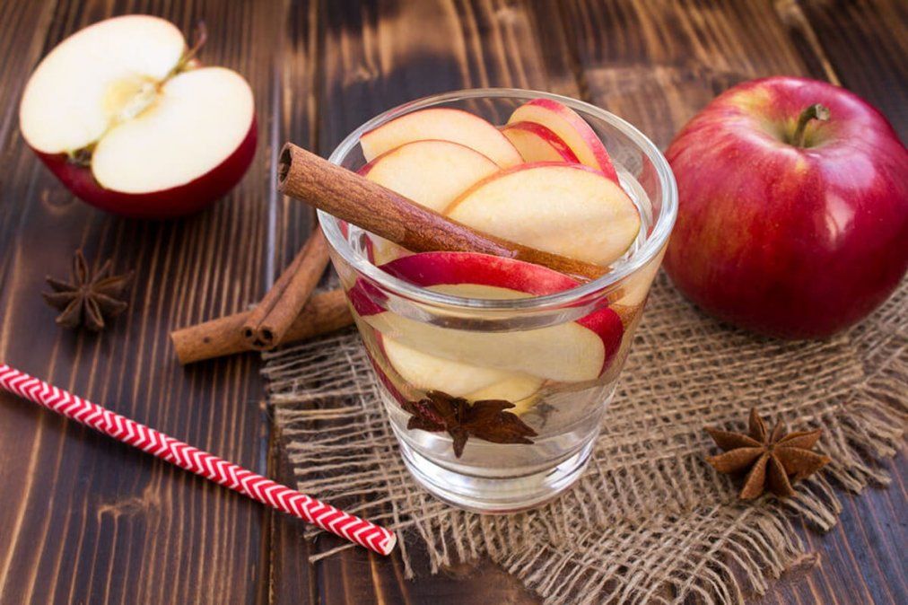 Agua detox de manzana y canela para acelerar el metabolismo