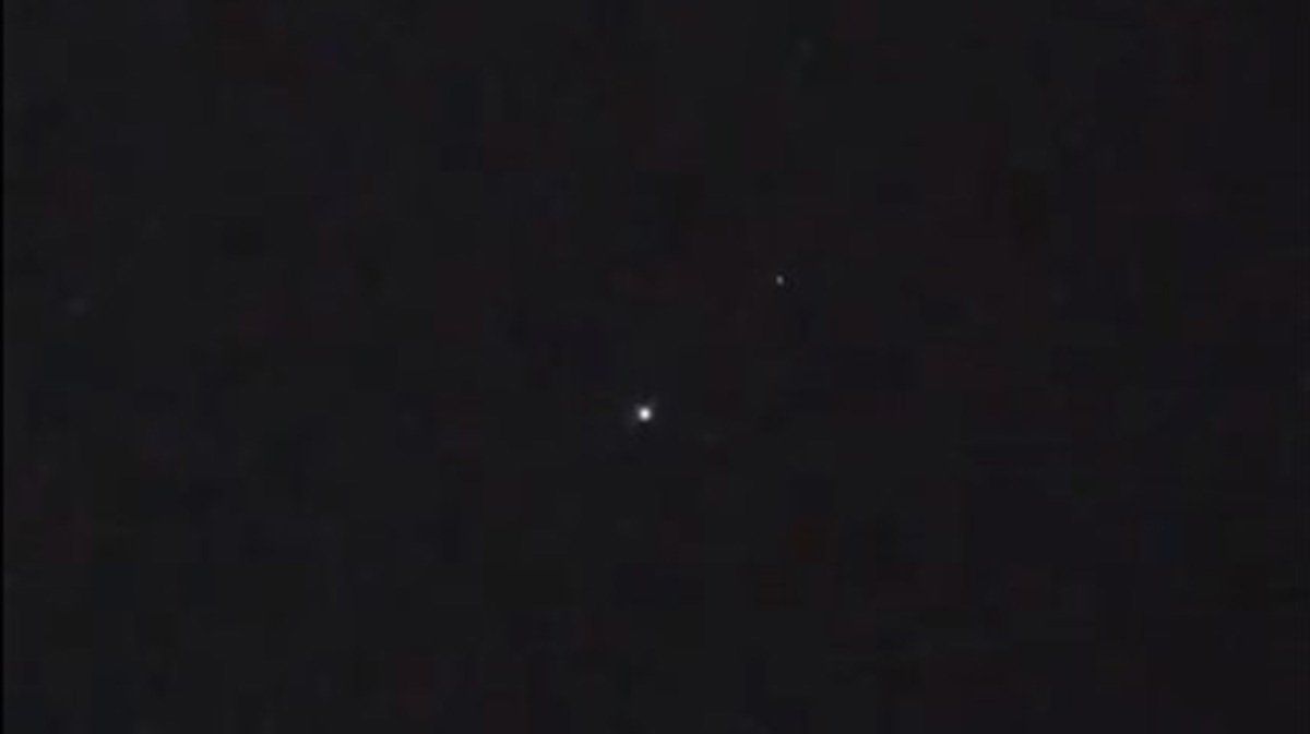 La Estación Espacial Internacional (EEI) y la nave Crew Dragon Resilience vistas desde la Tierra.