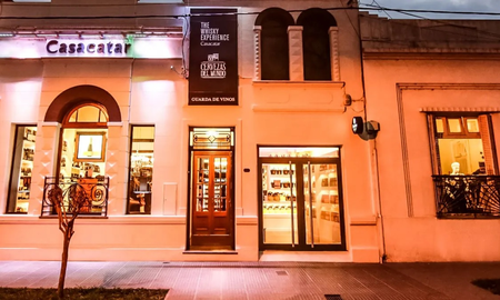 Los sospechosos ingresaron a la vinoteca ubicada en el macrocentro de Santa Fe y se alzaron con un botín millonario. Los sospechosos ingresaron a la vinoteca ubicada en el macrocentro de Santa Fe y se alzaron con un botín millonario.
