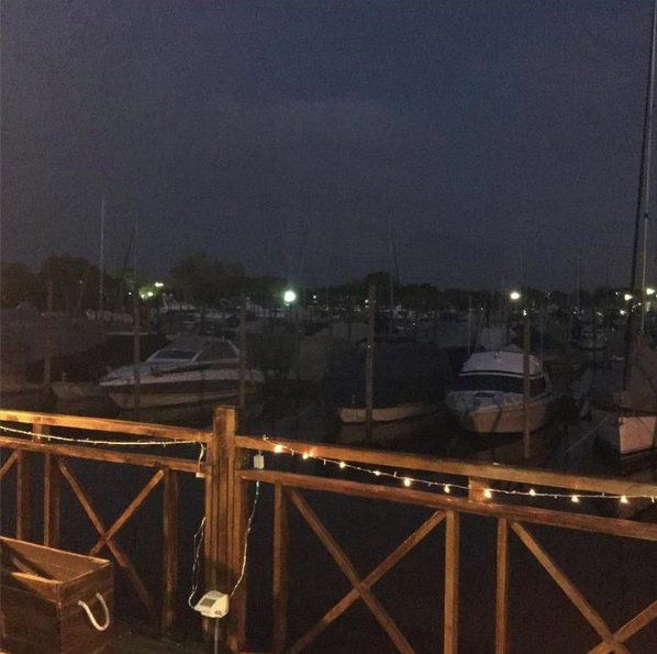 A LA NOCHE, LA VISTA AL RIO LUJAN SE PONE LINDA CON LAS LUCES Y LOS BOTECITOS.