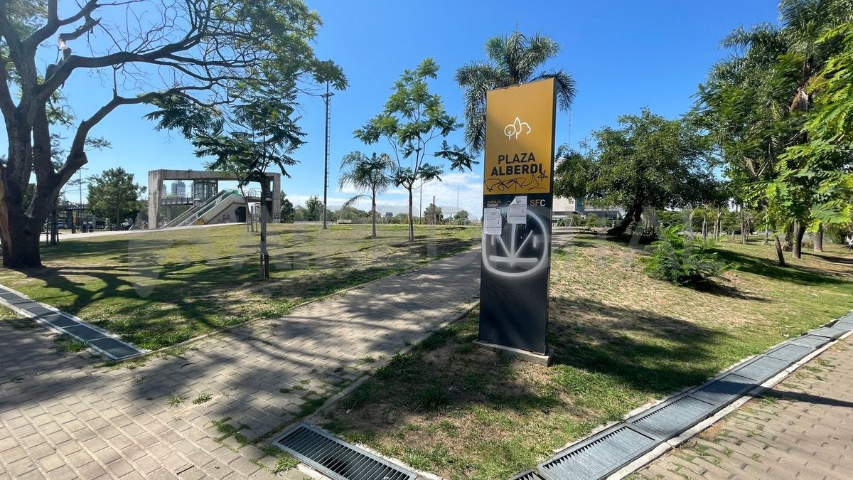 Los carteles descriptivos están pintados con grafitis. 