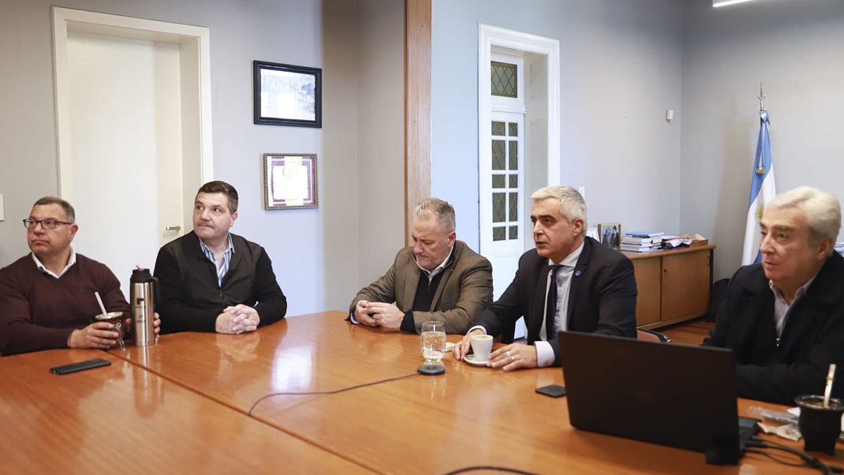 De la reunión participaron el rector de la UNL Enrique Mammarella, de la UNR Franco Bartolacci, de la UNRAF Rubén Ascua y los senadores nacionales por Santa Fe, Eduardo Galaretto, Carolina Losada y Marcelo Lewandowsky. De la reunión participaron el rector de la UNL Enrique Mammarella, de la UNR Franco Bartolacci, de la UNRAF Rubén Ascua y los senadores nacionales por Santa Fe, Eduardo Galaretto, Carolina Losada y Marcelo Lewandowsky.