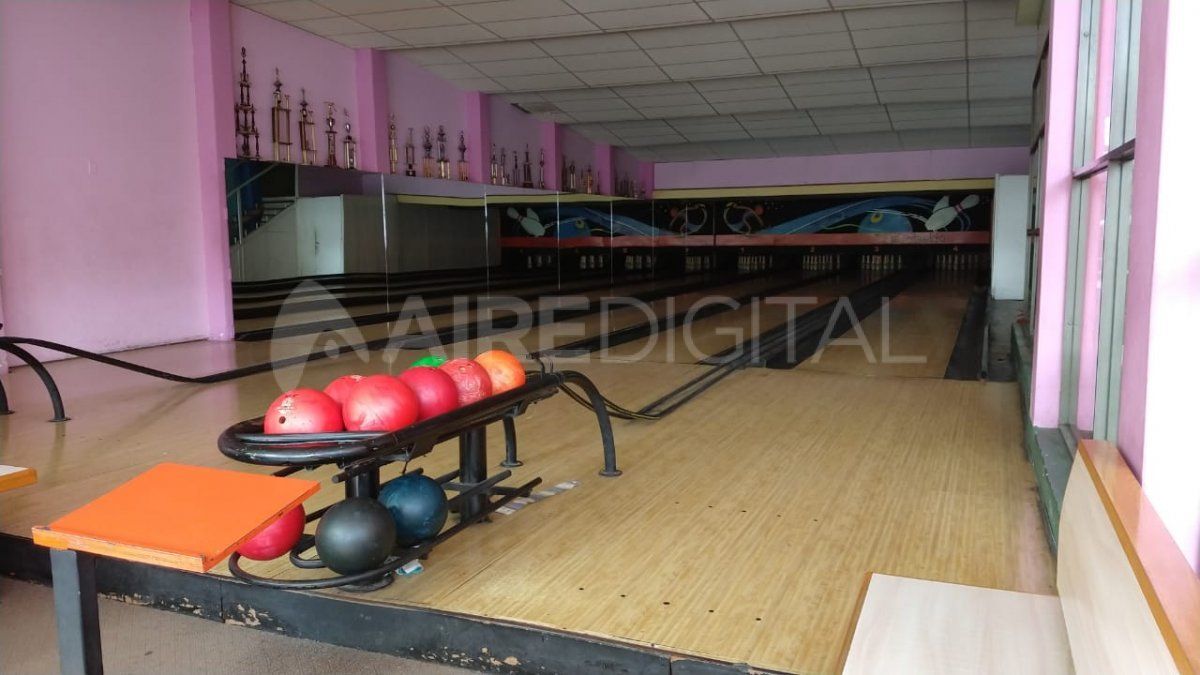 Delincuentes ingresaron en la madrugada de este domingo al bowling El Clásico y se llevaron la caja registradora y una botella de una bebida alcohólica. El robo se produjo luego de que logre frenar el remate del local.