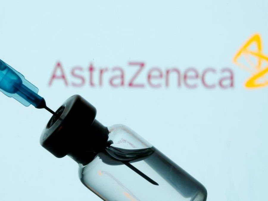 Las esperanzas están puestas en la posible llegada de cuatro millones de vacunas de AstraZeneca a la Argentina.