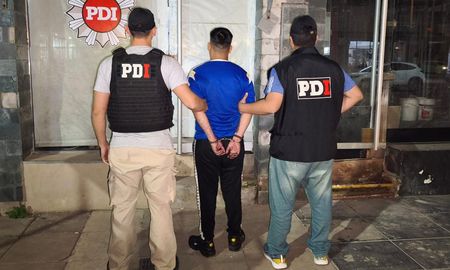 El presunto autor del crimen cuando fue trasladado a la sede de homicidios de la PDI. El presunto autor del crimen cuando fue trasladado a la sede de homicidios de la PDI.