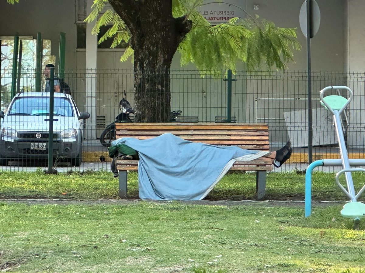 La zona detrás de la terminal es una de las que contiene a más personas en situación de calle en el barrio.