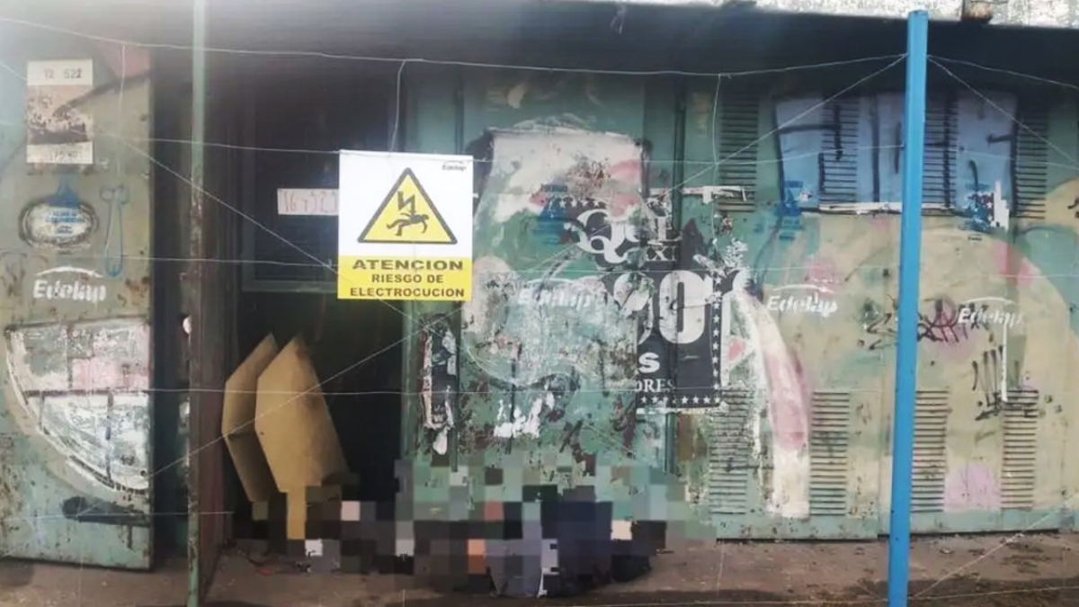 Un adolescente de 16 años esperaba el colectivo en La Plata y murió electrocutado. Un adolescente de 16 años esperaba el colectivo en La Plata y murió electrocutado.