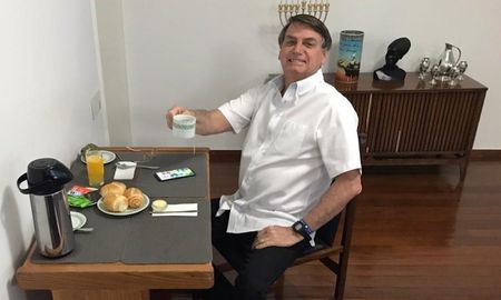 El presidente de Brasil, Jair Bolsonaro, en su domicilio, tras ser diagnosticado con coronavirus. El presidente de Brasil, Jair Bolsonaro, en su domicilio, tras ser diagnosticado con coronavirus.