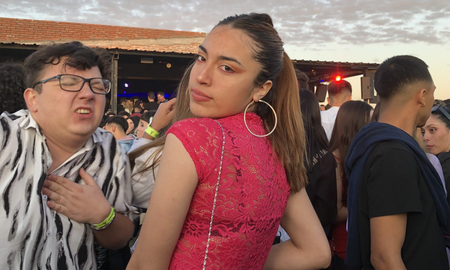 Viral: pidió que borren de su foto a un chico que le dio algo en el pecho y el resultado es furor Viral: pidió que borren de su foto a un chico que le dio algo en el pecho y el resultado es furor