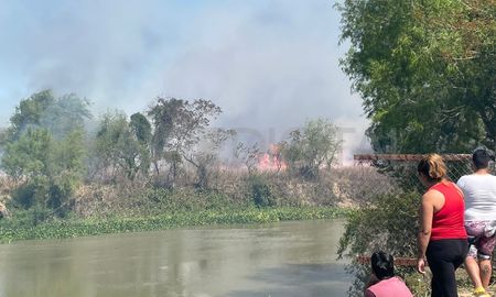 El fuego se desató el miércoles en horas de la mañana en la zona de islas de Arroyo Leyes y todavía no pudo ser controlado. El fuego se desató el miércoles en horas de la mañana en la zona de islas de Arroyo Leyes y todavía no pudo ser controlado.