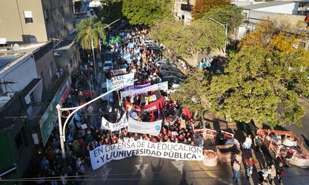 Docentes, estudiantes, no docentes y miembros de la comunidad participaron de la Marcha Federal Universitaria para pedir por el cumplimiento de la ley de financiamiento. Docentes, estudiantes, no docentes y miembros de la comunidad participaron de la Marcha Federal Universitaria para pedir por el cumplimiento de la ley de financiamiento.