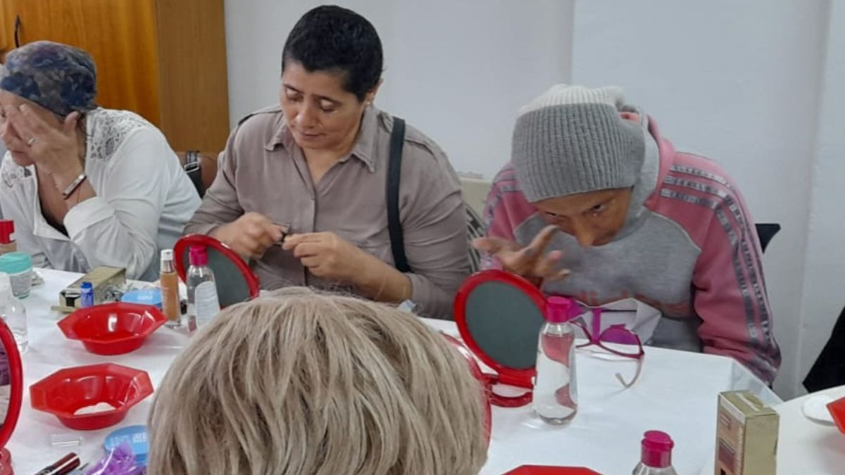 Las mujeres que participaron del taller suelen quedarse conversando animadas. Las mujeres que participaron del taller suelen quedarse conversando animadas.