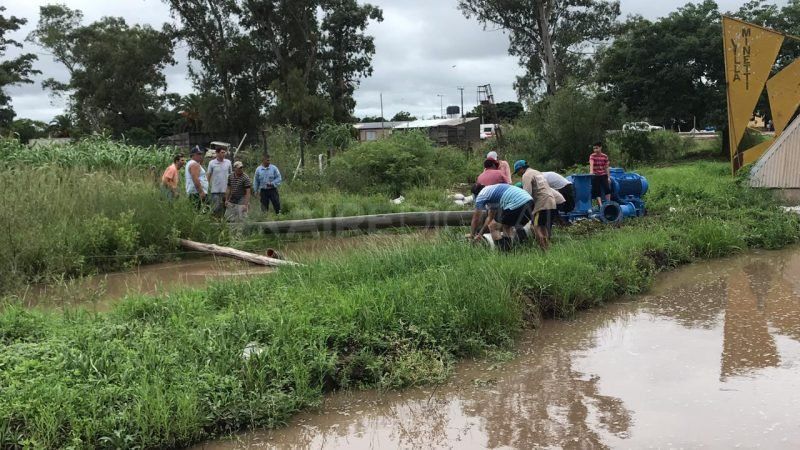Codo a codo con el gobierno, vecinos de Villa Minetti ayudan en las zonas afectadas