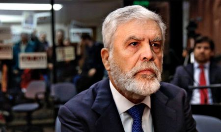 Por Mayoría, la Sala III de la Cámara Federal de Casación Penal concedió este lunes la prisión domiciliaria al exministro de Planificación Federal, Julio De Vido. Por Mayoría, la Sala III de la Cámara Federal de Casación Penal concedió este lunes la prisión domiciliaria al exministro de Planificación Federal, Julio De Vido.