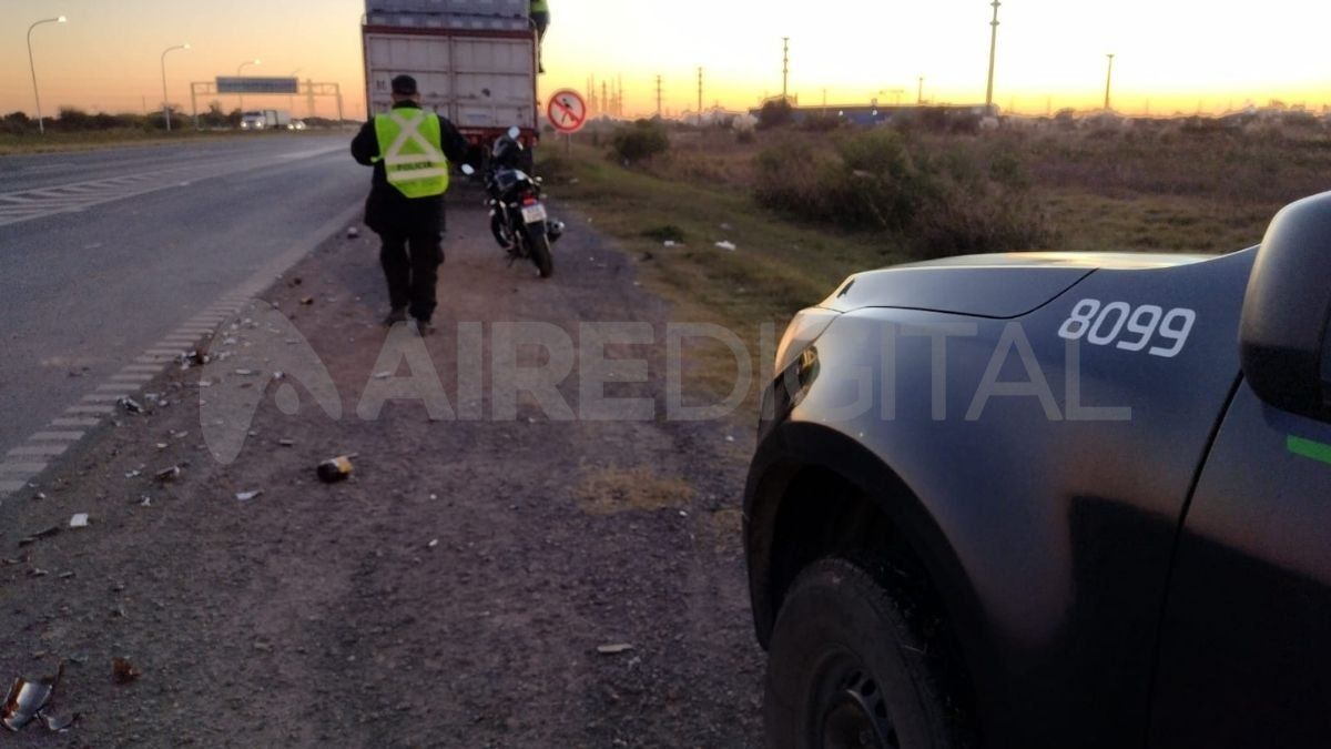 Personal policial trabajó para señalizar la zona donde cayeron los envases en la Autopista Santa Fe- Rosario.