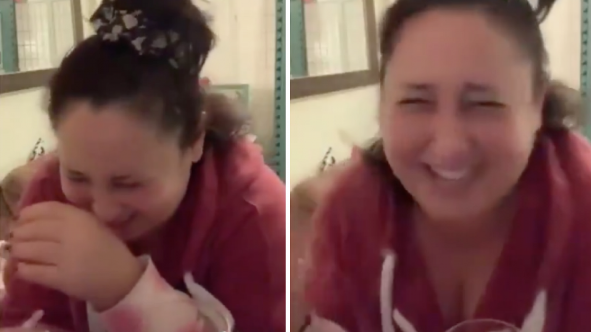 Una mujer se hace viral troleándose a sí misma por los objetivos que no cumplió en el 2020