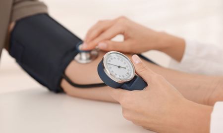 Cuál es la presión arterial ideal en mayores de 60 años y por qué es clave controlarla. Cuál es la presión arterial ideal en mayores de 60 años y por qué es clave controlarla.