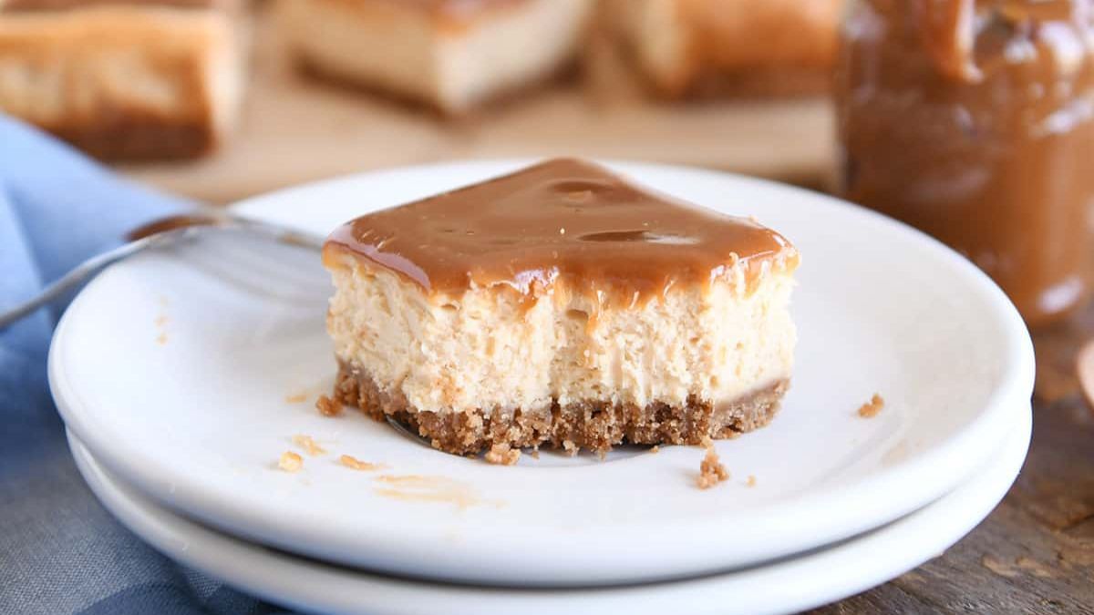 Estos mini cheesecakes de dulce de leche se preparan sin horno. Estos mini cheesecakes de dulce de leche se preparan sin horno.