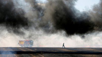 Llevaba un horno prendido para pizza, perdió las brasas y provocó un incendio