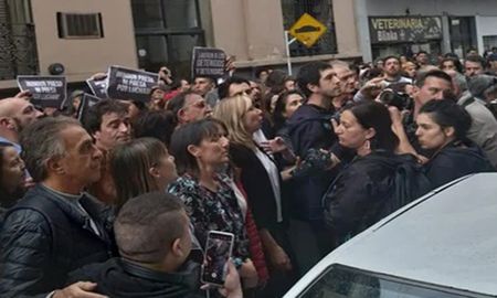 Un grupo dereferentes de organizaciones de Derechos Humanos, políticas, sociales ysindicales exigen la liberación de los 35 manifestantes detenidos durante laprotesta contra la Ley Bases. Un grupo dereferentes de organizaciones de Derechos Humanos, políticas, sociales ysindicales exigen la liberación de los 35 manifestantes detenidos durante laprotesta contra la Ley Bases.