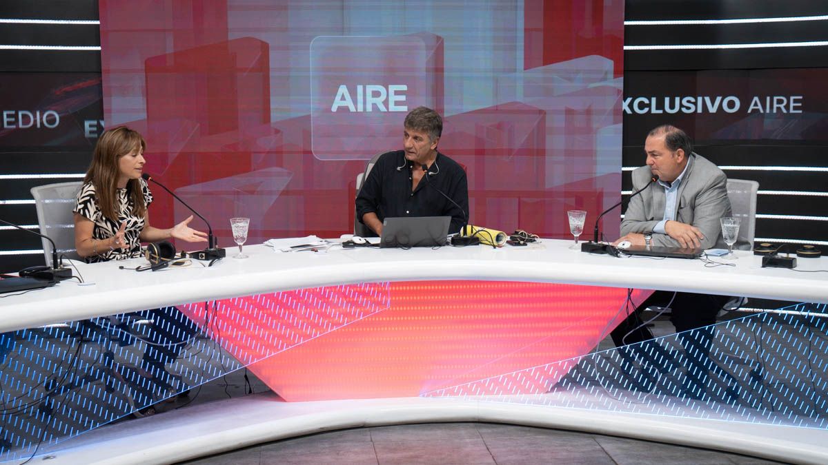La precandidata, María Luengo y el intendente Juan Pablo Poletti, visitaron los estudios de AIRE. La precandidata, María Luengo y el intendente Juan Pablo Poletti, visitaron los estudios de AIRE.