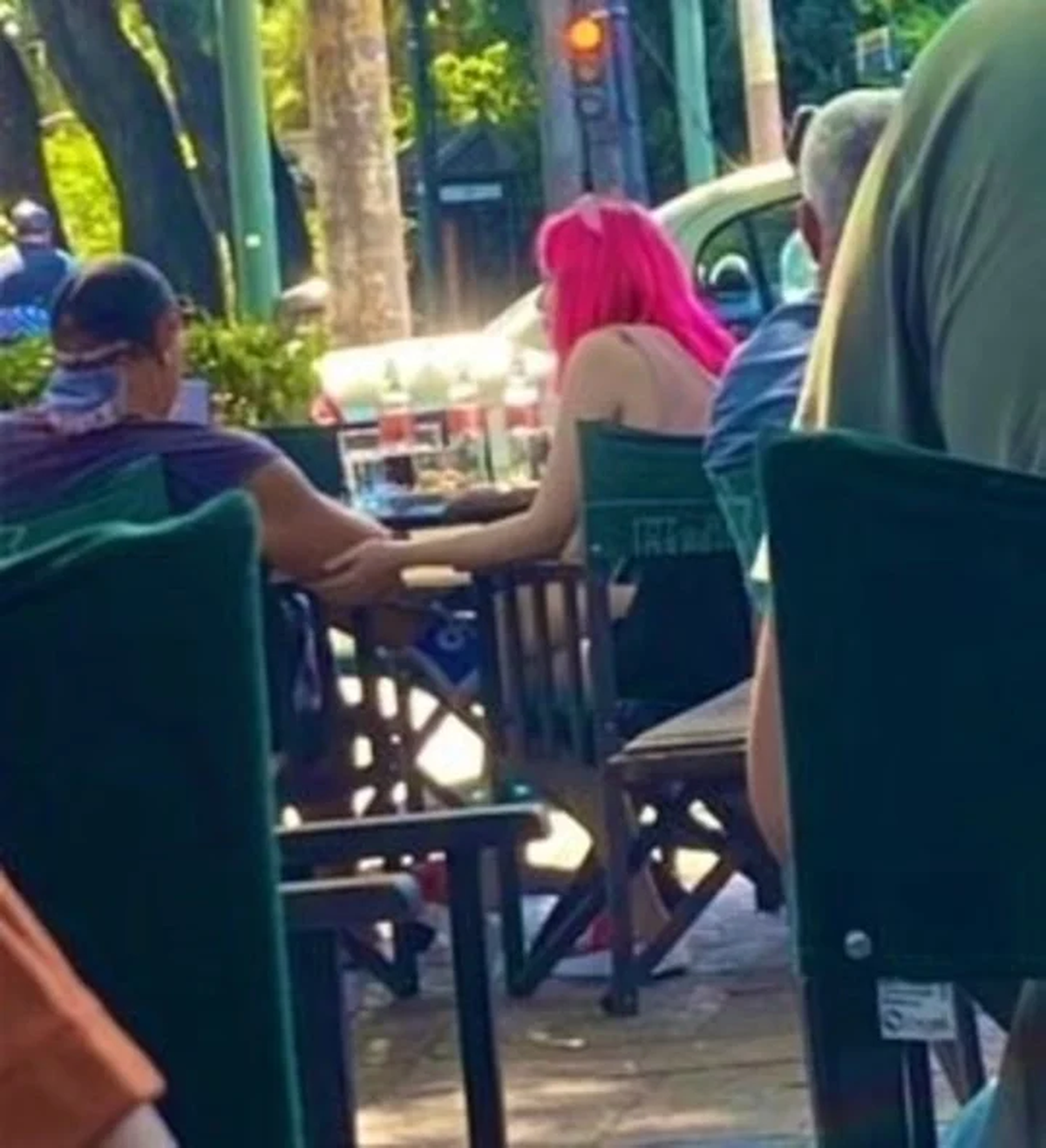 La foto donde se ve a Delfina agarrándole el brazo a Alfa.