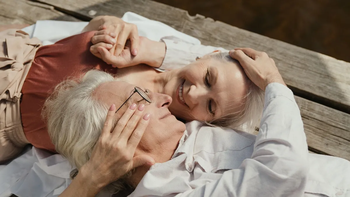 La sexualidad no desaparece con los años: se transforma, se resignifica y puede vivirse con mayor libertad, autoconocimiento y conexión emocional.