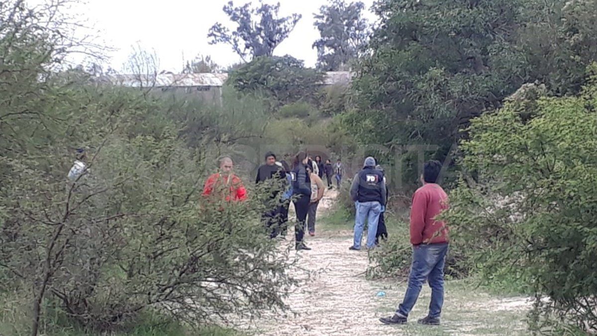 Vecinos y familiares de la víctima hallaron el cuerpo entre unos pastizales. 